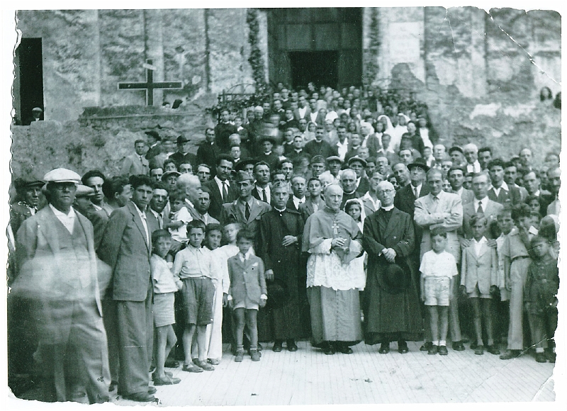 Montemaggiore-ParisiBrotherMayBeInBlackFrock.jpg - Gaetano Parisi, family, and members of the community in Montemaggiore